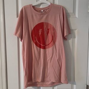 Pink lily - lighting bolt smiley peach graphic tee